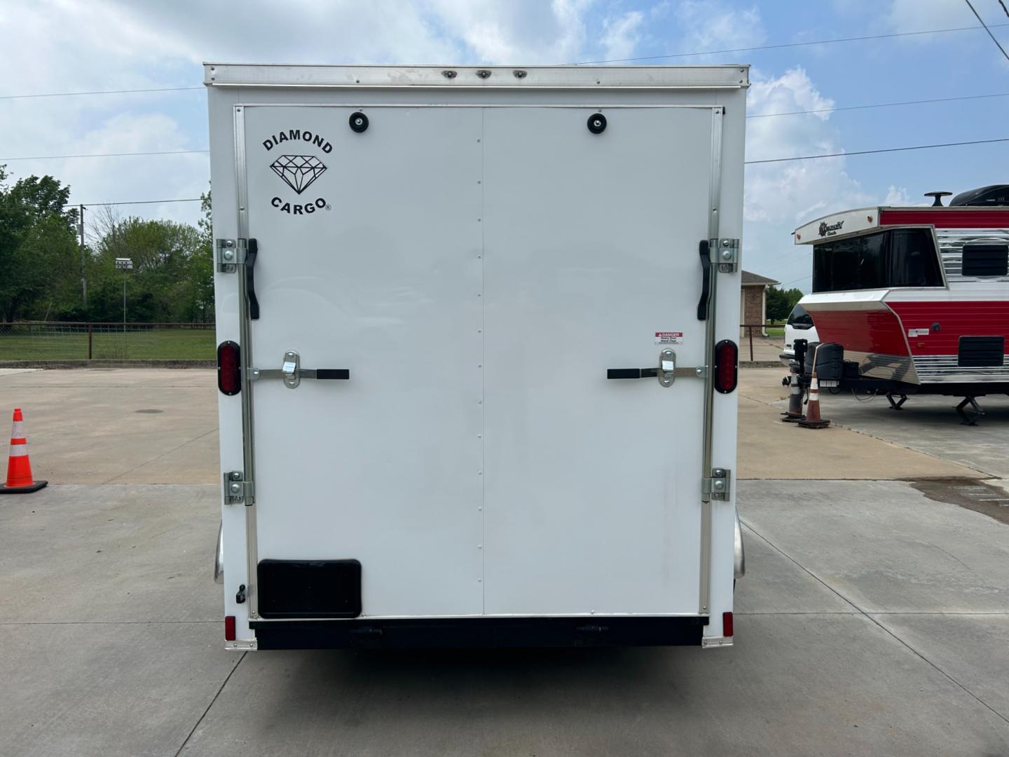 2023 White DIAMOND CARGO ENCLOSED TRAILER (53NBE1220P1) , located at 17760 Hwy 62, Morris, OK, 74445, 35.609104, -95.877060 - Photo#4